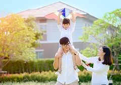 住宅の前で家族が遊んでいる様子