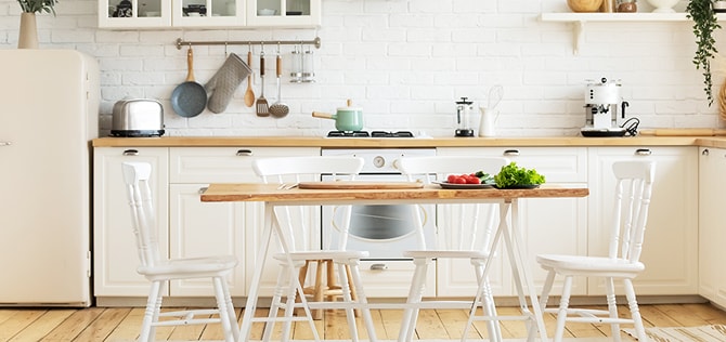 白を基調としたキッチンとダイニングの室内風景